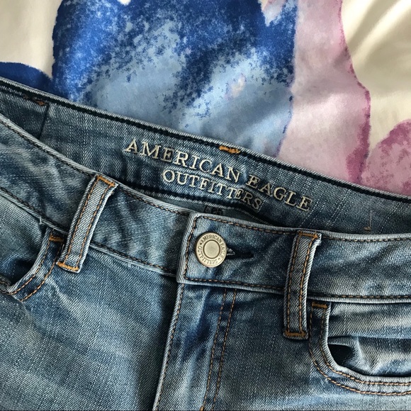 ❌ SOLD - AE Lightwash Ripped Jeans - Picture 3 of 5